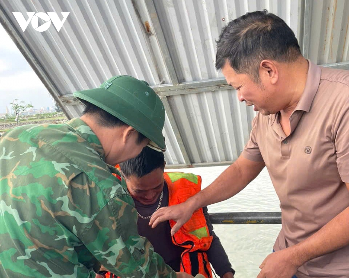 Chìm tàu cá trên biển Nghệ An, 3 ngư dân may mắn thoát chết